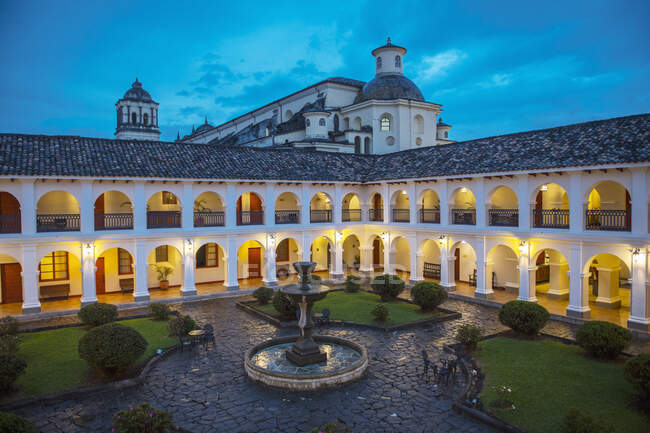 Колониальный стиль здания. двор. Колумбия, Южная Америка — стоковое фото