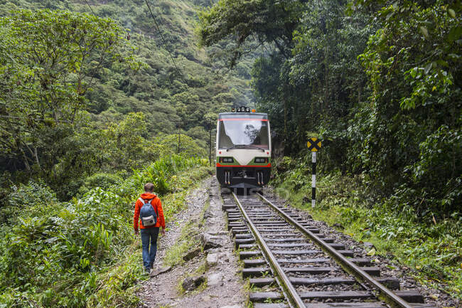 Hiker on train tracks that lead up to Aguas Calientes — Stock Photo