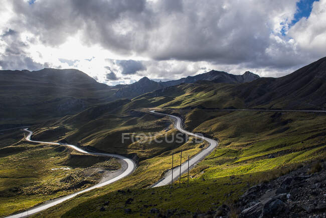 Beau paysage avec des routes sinueuses, Pérou — Photo de stock