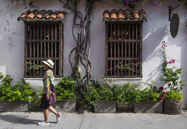 Frau erkundet die Straßen von Cartagena in Kolumbien — Stockfoto