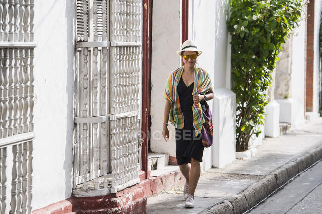 Жінка, яка досліджує вулиці Картахени в Колумбії. — стокове фото
