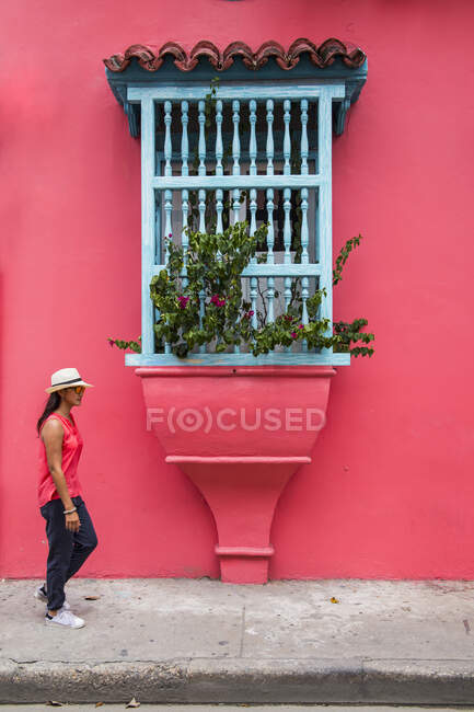 Женщина, исследующая улицы Картахены в Колумбии — стоковое фото