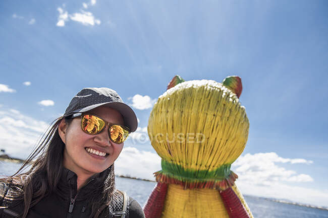 Frau auf Pantherboot auf schwimmenden Inseln im Titicacasee — Stockfoto