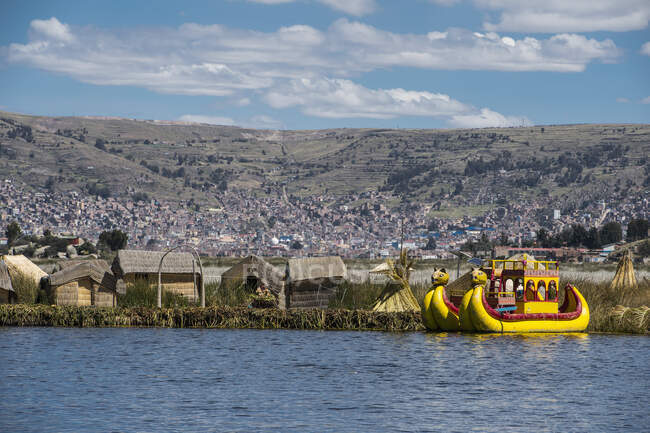 Típico bote pantera en las islas flotantes en el lago Titicaca - foto de stock