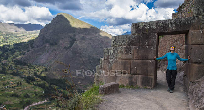 Mujer explorando ruinas incas sobre Ollantaytambo, Perú - foto de stock
