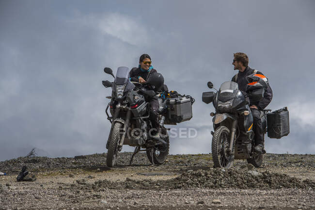 Couple en moto de randonnée au col de l'Abra de Malaga (4316 m) — Photo de stock