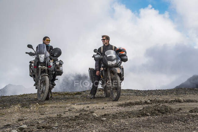Couple on touring motorbikes at the pass of Abra de Malaga (4316 m) — Stock Photo