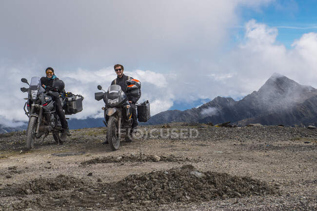 Пара на гастрольных мотоциклах у перевала Абра-де-Малага (4316 м)) — стоковое фото
