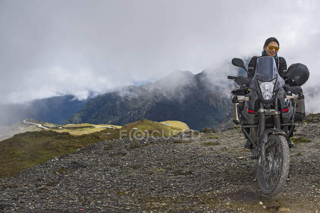 Mujer en moto de turismo en el paso de Abra de Málaga (4316 m) - foto de stock