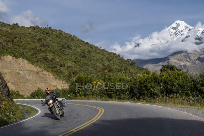 Mann fährt mit seinem Tourenmotorrad vom Pass Abra de Malaga herunter — Stockfoto