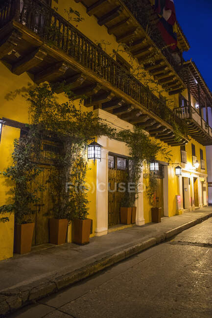 Maison de style colonial dans la vieille ville de Cartagena en Colombie — Photo de stock
