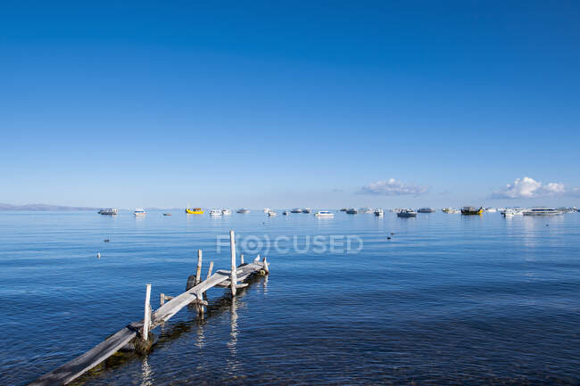 Simple wooden pier at Lake Titicaca in Bolivia — Stock Photo