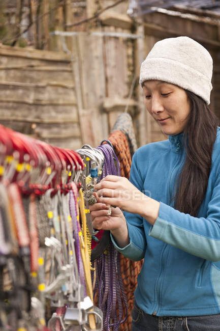 Frau hängt Kletterausrüstung zum Trocknen auf — Stockfoto