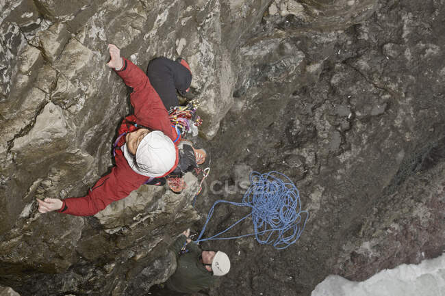 Mulher alpinista escalada mar penhasco em Swanage / Inglaterra — Fotografia de Stock