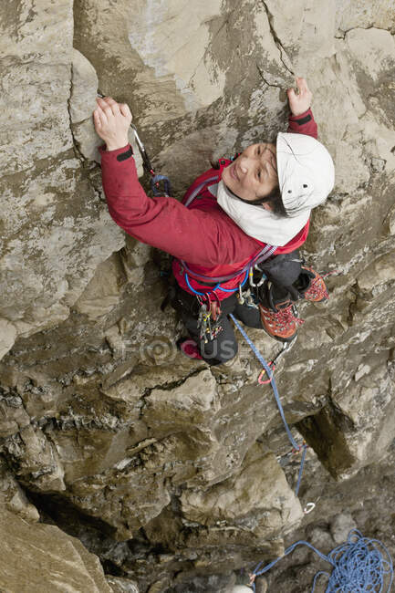 Mulher alpinista escalada mar penhasco em Swanage / Inglaterra — Fotografia de Stock