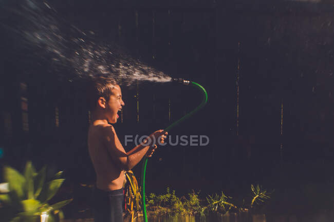Divertimento da água do quintal com uma mangueira — Fotografia de Stock