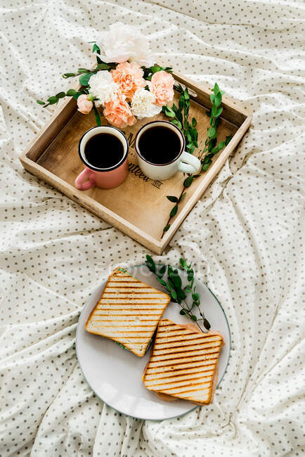 Morgenkaffee im Bett auf einem Tablett — Stockfoto
