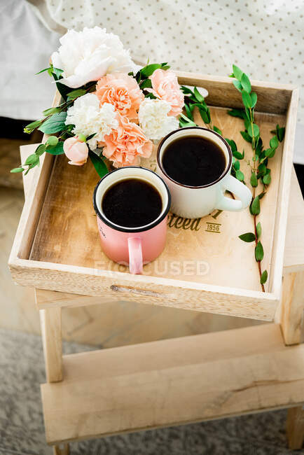 Café du matin au lit sur un plateau — Photo de stock