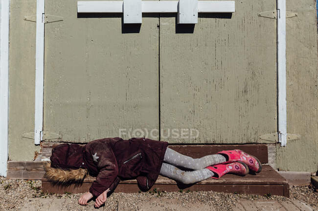 Young gilr lying on steps being bored — Stock Photo
