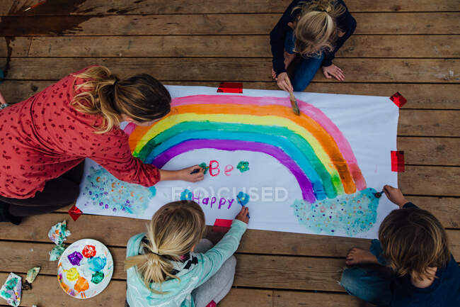 Children painting an uplifting sign for Covid-19 Quarantine — Stock Photo