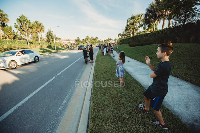 Students wave to their teachers driving by during Corona Virus — Stock Photo