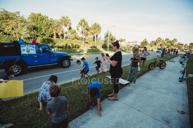 Students collect candy during Quarantine parade — Stock Photo