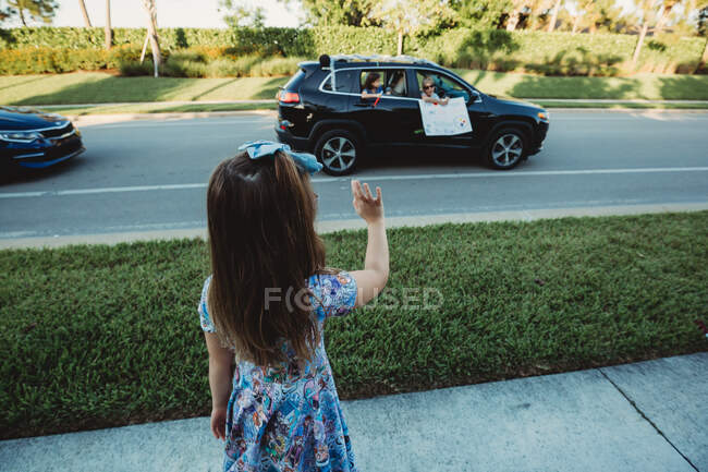 Kindergarten student waves to her teacher during Quarantine parade — Stock Photo