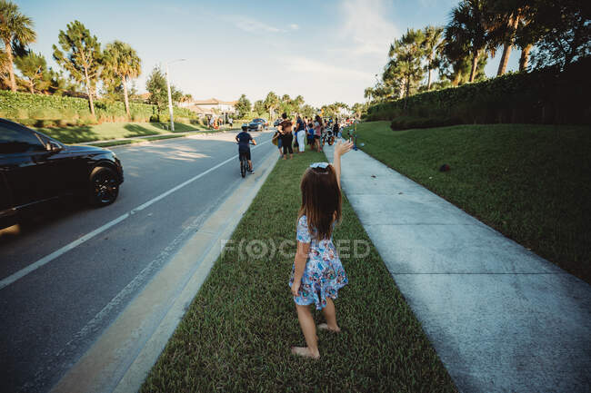 Les enseignants traversent les quartiers en saluant les élèves en quarantaine — Photo de stock