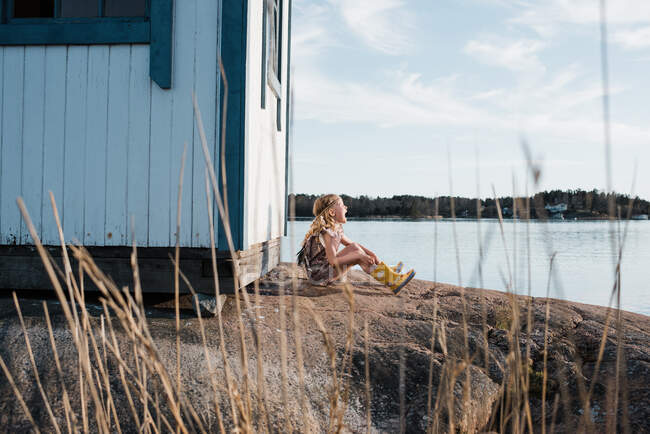 Портрет чарівної дівчини-підлітка біля старої дерев'яної хатини на березі озера — стокове фото