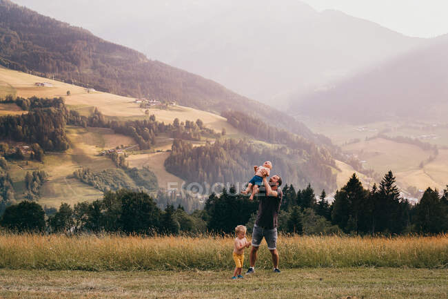 Щасливий молодий батько з синами в горах. — стокове фото