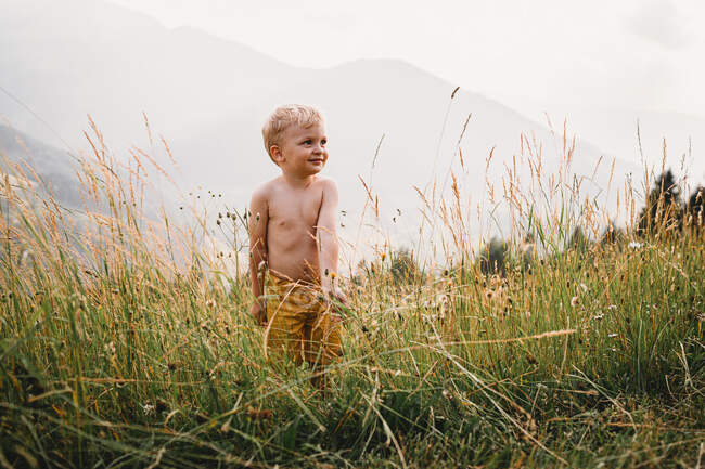 Niño feliz en el prado - foto de stock
