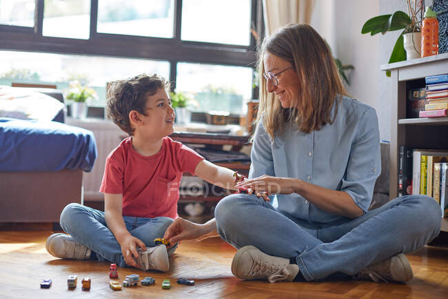 Schöne junge Mutter und Sohn spielen zu Hause — Stockfoto