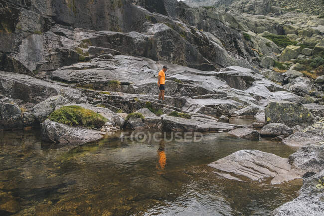 Un giovane uomo esplora l'aria aperta in Sierra de Gredos, Avila, Spagna — Foto stock