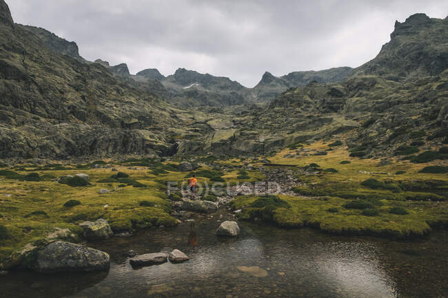 A young man looks at his objetive to hike in Sierra de Gredos, Avila, Spain — Stock Photo