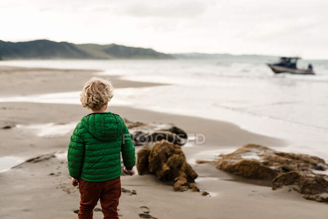 Вид ззаду маленького хлопчика на пляжі — стокове фото