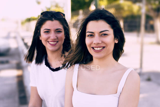 Портрет двох усміхнених друзів, які позують разом на камеру — стокове фото