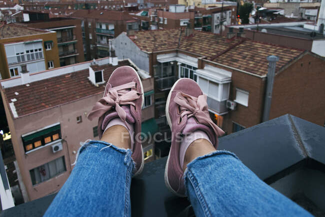 Sapatos femininos com a cidade em segundo plano — Fotografia de Stock