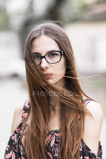 Jovem de cabelos castanhos millennial com óculos e vestido claro — Fotografia de Stock