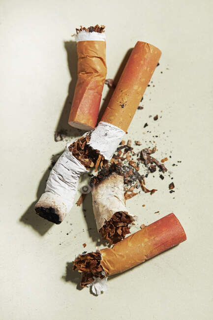 Дробленные копченые сигареты с помадой — стоковое фото