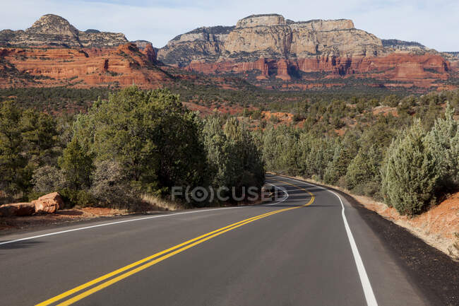 Estrada pelo deserto de Sedona, Arizona, EUA — Fotografia de Stock
