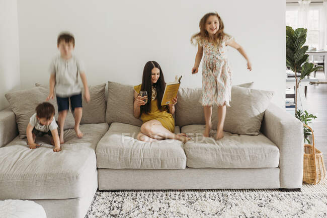 Mamma cura di sé con i bambini a casa — Foto stock