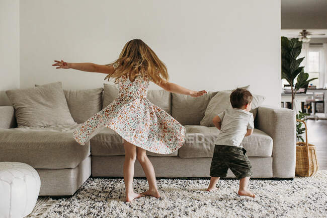 Siblings Twirling in Living Room — Stock Photo