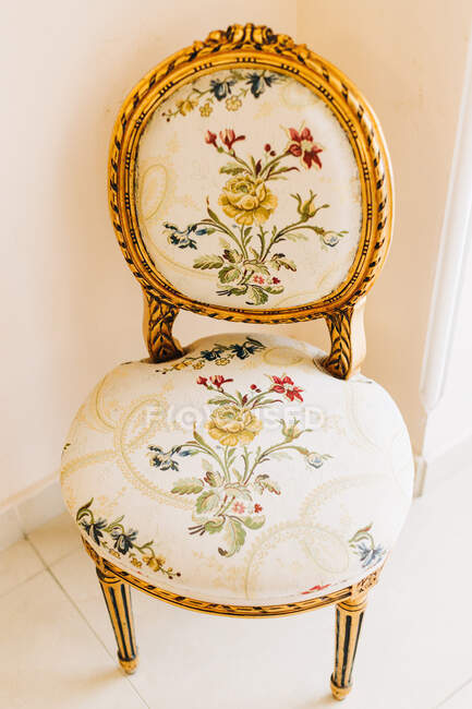 Винтажный золотой цветочный стул в отеле — стоковое фото