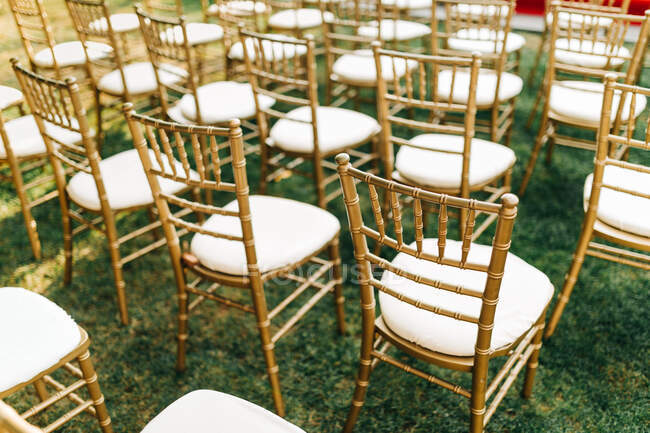 Cadeiras brancas e verdes no interior do restaurante — Fotografia de Stock
