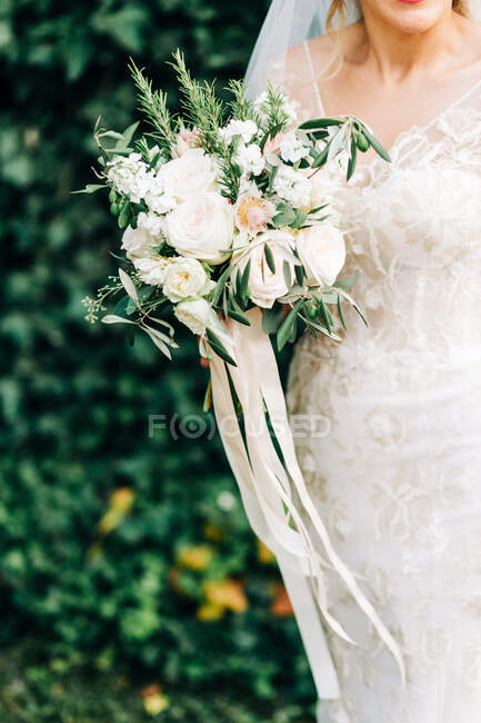 Mariée avec le bouquet à la main — Photo de stock