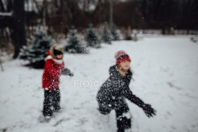 Neve gettata sulla macchina fotografica facendo sfocatura — Foto stock