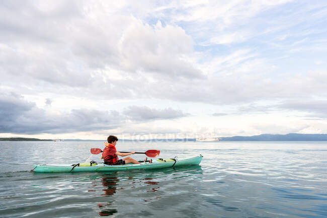 Adolescente remando kayak en Costa Rica - foto de stock