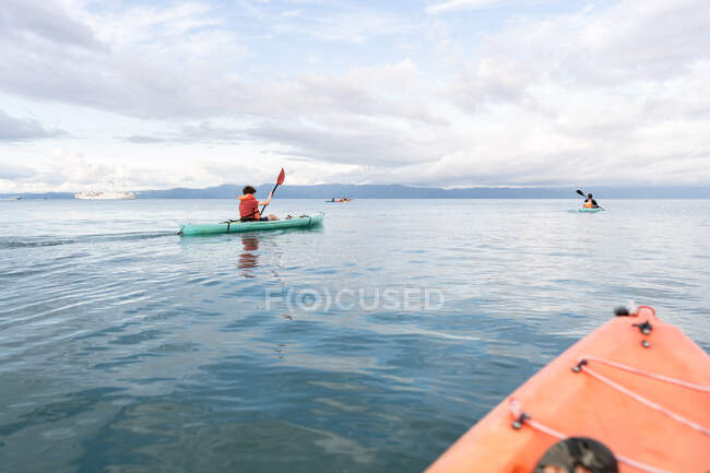 Jeune garçon kayak au Costa Rica — Photo de stock
