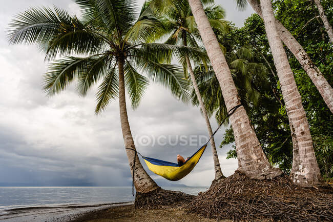 Дорослі відпочивають у гамаку на пляжі Коста - Рики. — стокове фото