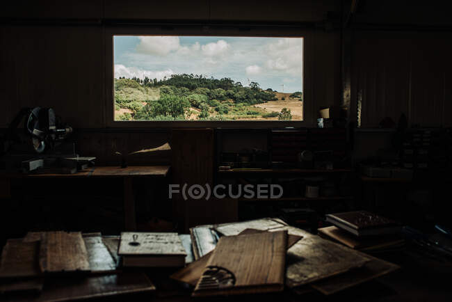 Laboratorio di un artista con vista finestra sul paesaggio — Foto stock